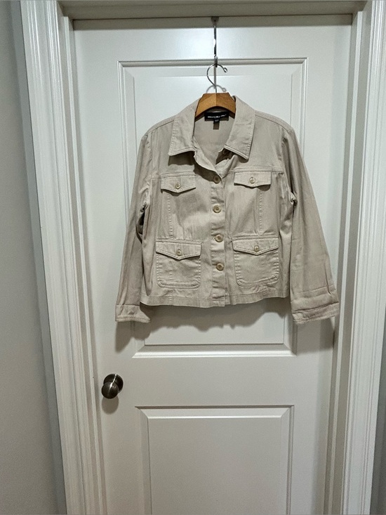 Briggs New York Jackets & Blazers - Briggs NY Casual Button-Front Women's petite size 12P Jacket in Beige. 2 pockets